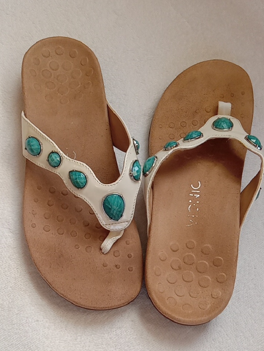 Vionic Size 9 White Sandal Thong with Turquoise Gem Accents